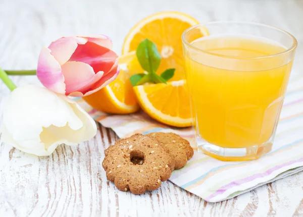 Portakal suyu ve kurabiye. — Stok fotoğraf