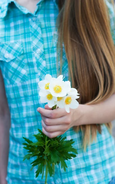 Flicka med blommor — Stockfoto