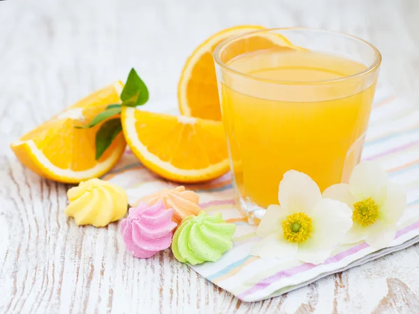 Suco de laranja e biscoitos — Fotografia de Stock