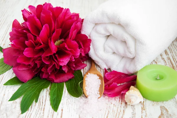 Toalla de spa con flor de peonía — Foto de Stock