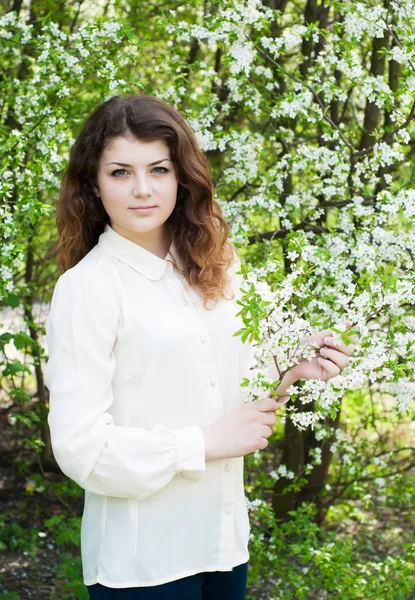 年轻的女孩，在春天的花园 — 图库照片