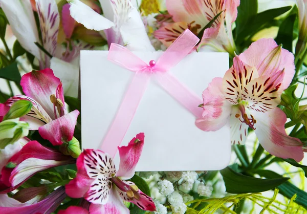 Flores de alstroemeria con una tarjeta blanca — Foto de Stock