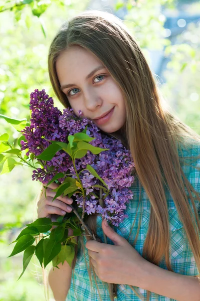 Schönes Mädchen mit lila Blüten — Stockfoto