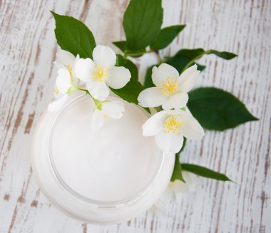 Yasemin çiçekleri ile yüz kremi