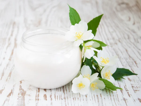 Face cream with jasmine flowers — Stock Photo, Image