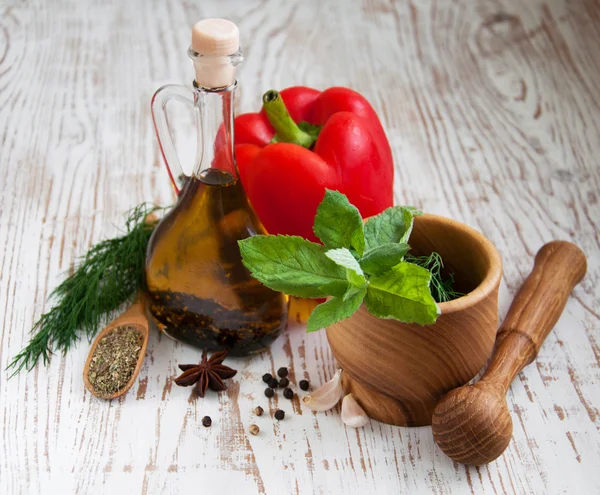 Aceite de oliva y verduras — Foto de Stock