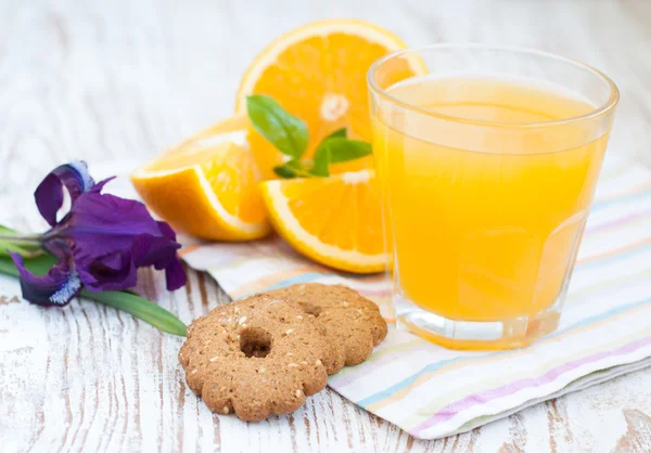 Апельсиновый сок и печенье — стоковое фото