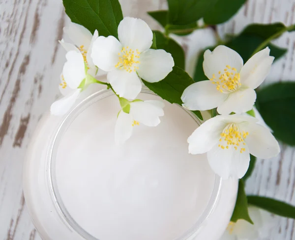 Face cream with jasmine flowers — Stock Photo, Image