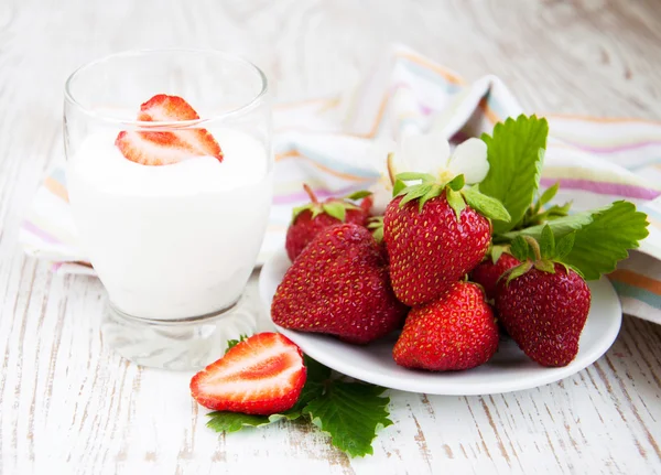 Truskawki i jogurt — Zdjęcie stockowe
