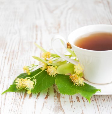 bir fincan çay ve ıhlamur çiçek