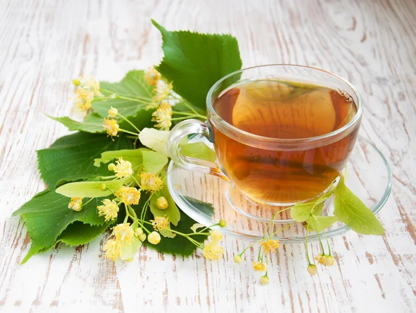 Šálek čaje a linden květiny — Stock fotografie
