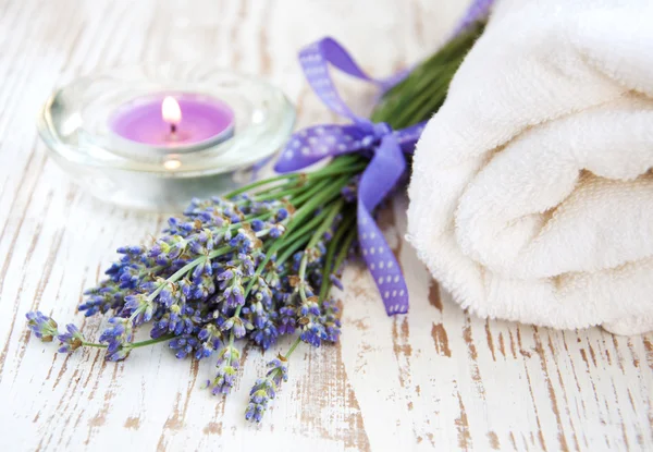 Lavendel en handdoek — Stockfoto