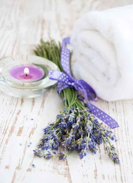 Lavendel en handdoek — Stockfoto