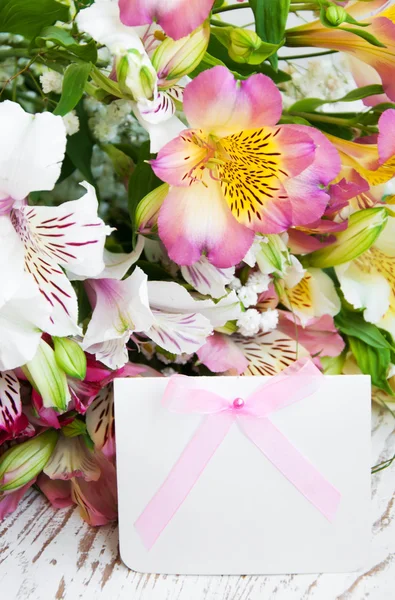 Fiori di alstroemeria con una carta bianca — Foto Stock