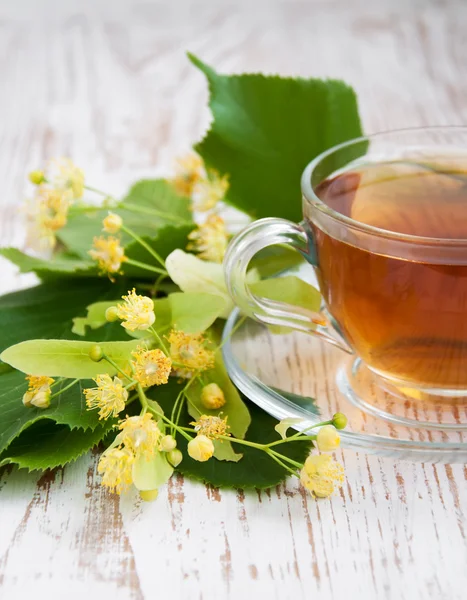 Taza de té y flores de tilo — Foto de Stock