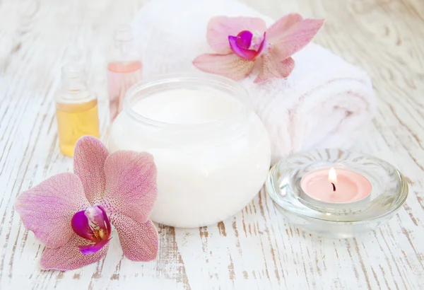 Creme hidratante com orquídeas rosa — Fotografia de Stock