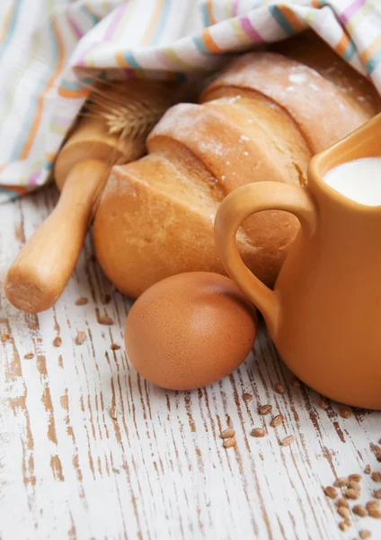 Milch und Brot — Stockfoto