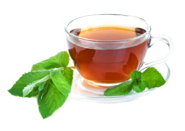 çay bardağı nane yaprakları ile