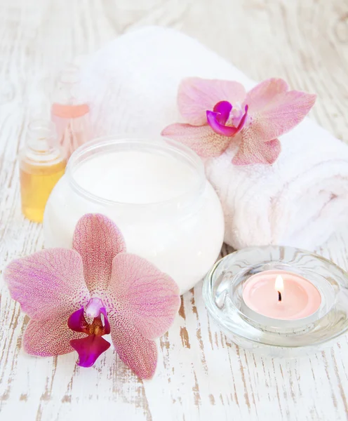 Hydraterende crème met roze orchideeën — Stockfoto