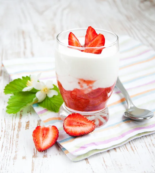 Клубничный йогурт — стоковое фото
