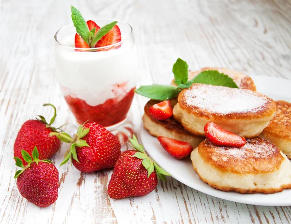 パンケーキ、新鮮なイチゴとヨーグルト — ストック写真
