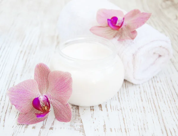 Crema hidratante con orquídeas rosadas —  Fotos de Stock