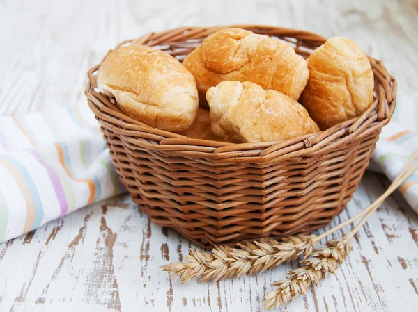 Basket of fresh croissant — Stock Photo, Image