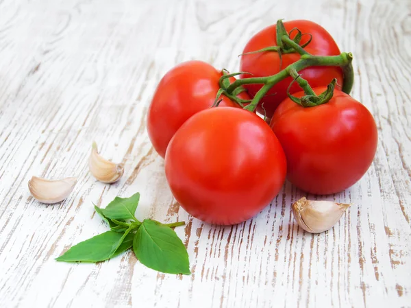 Tomaatit, basilika ja valkosipuli — kuvapankkivalokuva