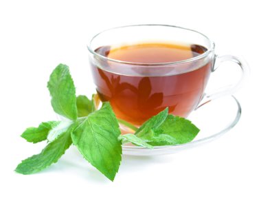 çay bardağı nane yaprakları ile