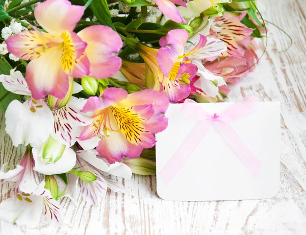 Flores de alstroemeria con una tarjeta blanca — Foto de Stock