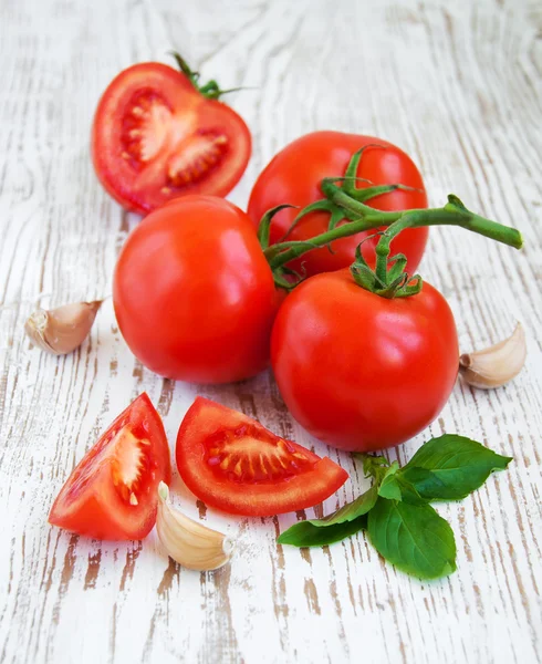 Tomates, albahaca y ajo — Foto de Stock