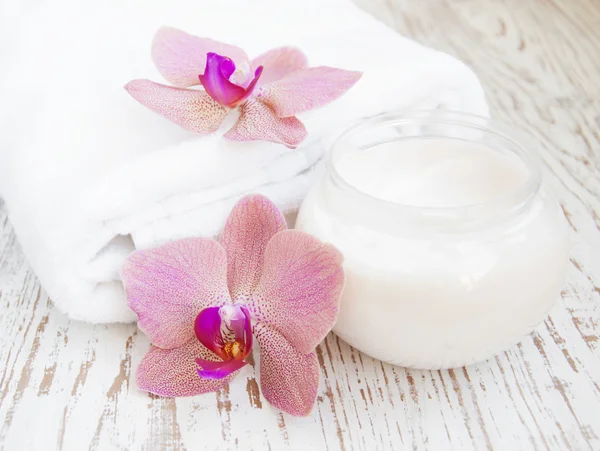 Moisturizing cream with pink orchids — Stock Photo, Image