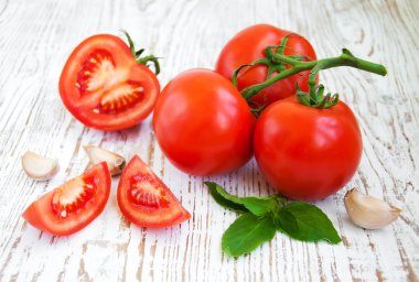 Domates, fesleğen ve sarımsak