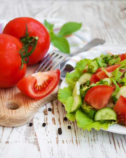 Ensalada de primavera con tomate —  Fotos de Stock