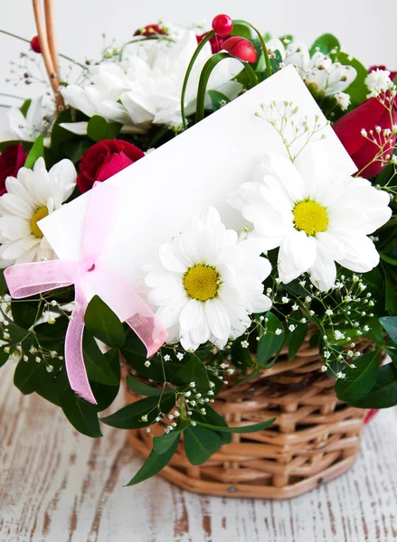 Flores con una tarjeta blanca —  Fotos de Stock