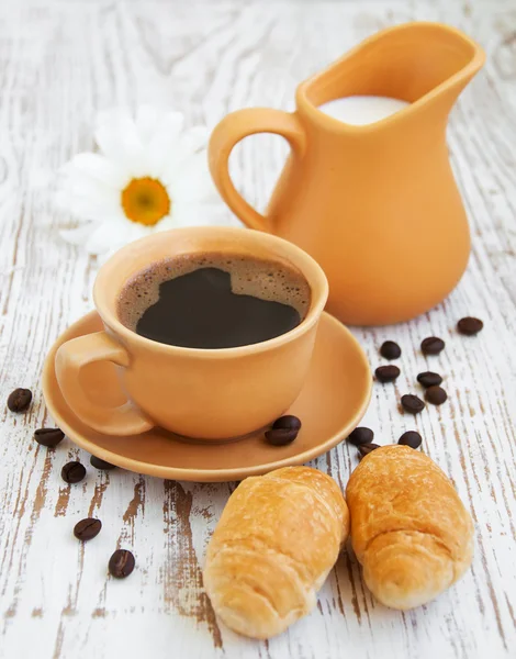 Kaffe och croissant — Stockfoto