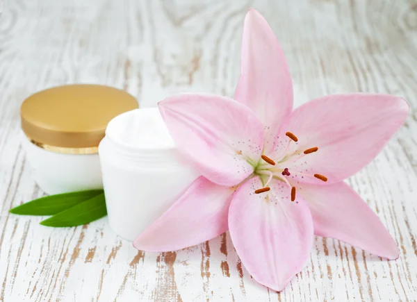 Face cream with lily flowers — Stock Photo, Image