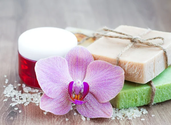 Conjunto de spa com orquídeas — Fotografia de Stock