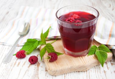 Yaz ahududulu içecek