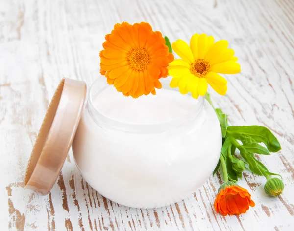 Face cream and calendula flowers — Stock Photo, Image