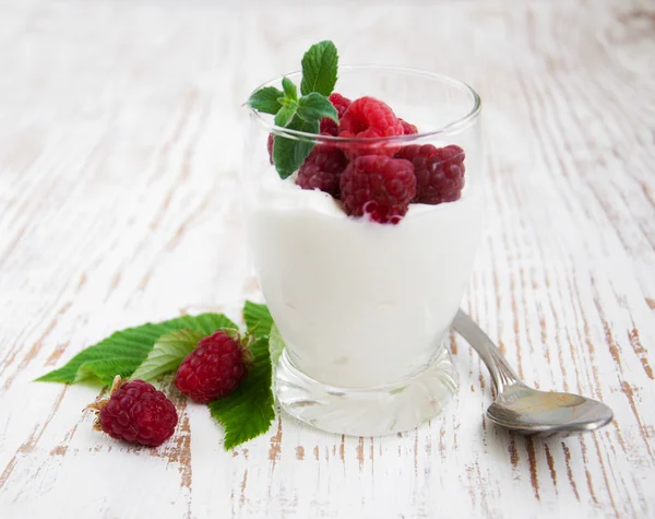Малини йогурт — стокове фото