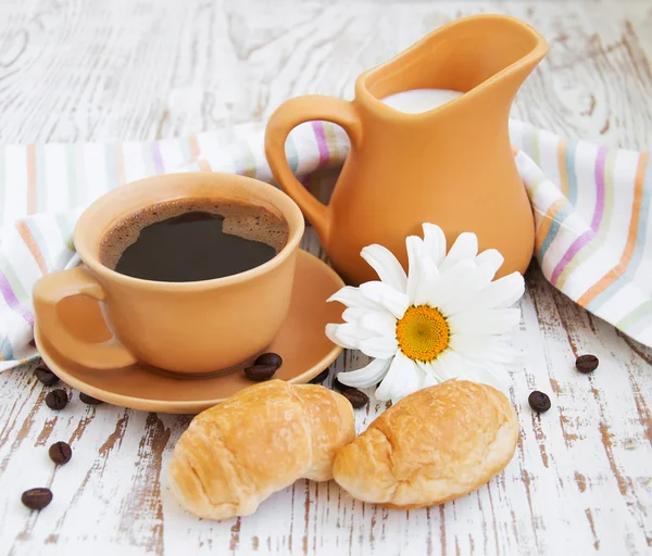 Kaffe och croissant — Stockfoto