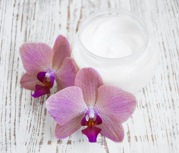 Face cream with orchids flowers — Stock Photo, Image