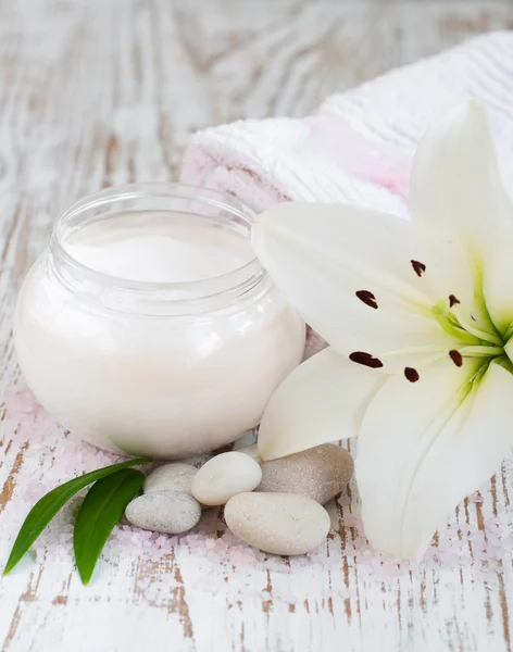 Face cream dengan bunga lily — Stok Foto