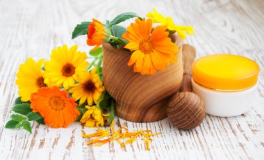 Calendula çiçekler ve harç