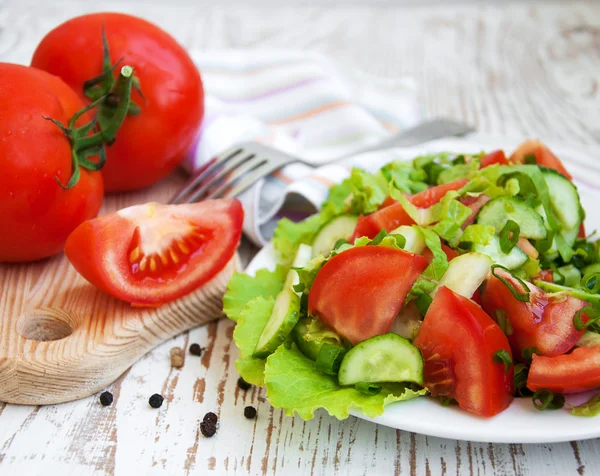 Salade de printemps aux tomates — Photo