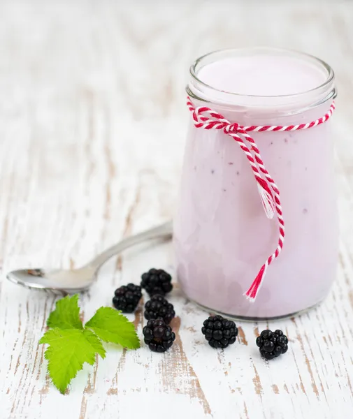 Blackberry yogurt — Stock Photo, Image