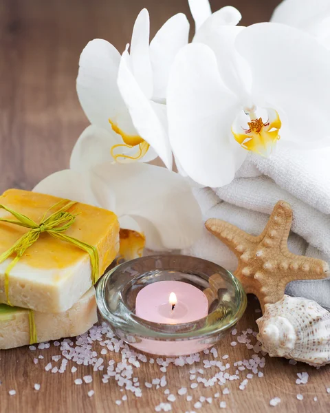 Wellness-Set mit weißen Orchideen — Stockfoto