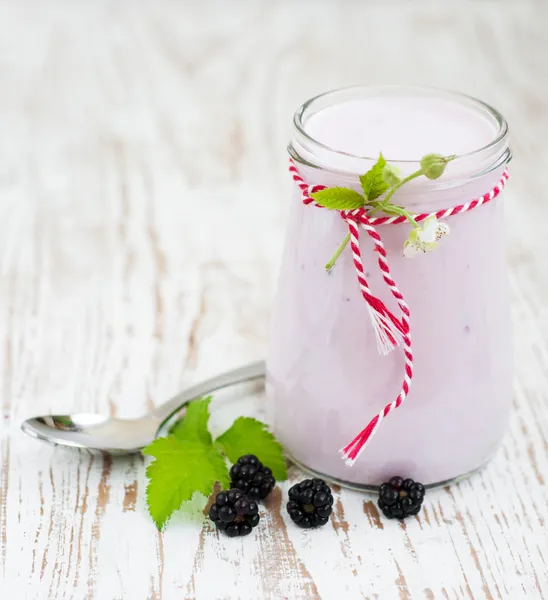 Blackberry yogurt — Stock Photo, Image