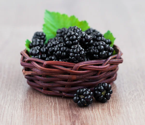 Korb voller Brombeeren — Stockfoto